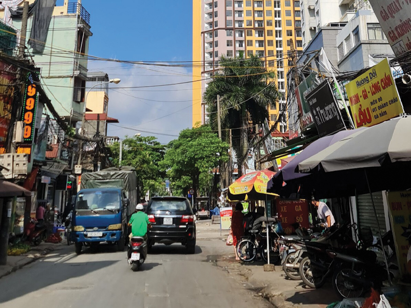 duong-di-lai-tai-chung-cu-120-dinh-cong Đường đi vào khu chung cư là đường đôi rộng