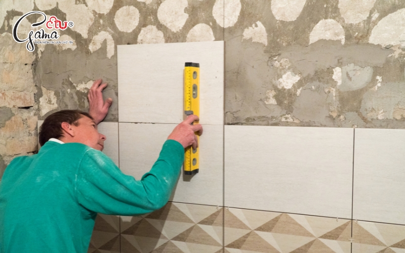 Lưu ý khi thi công và bảo quản gạch ốp tường phòng khách