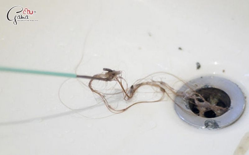 Tóc, xà phòng và cặn bẩn tích tụ lâu ngày