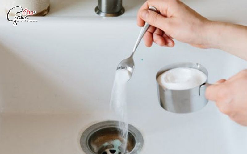 Xử lý nghẹt nhẹ bằng nước nóng hoặc baking soda