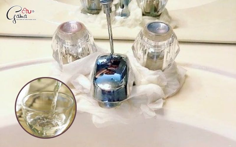 Xử lý cặn canxi trên vòi nước bằng giấm trắng
