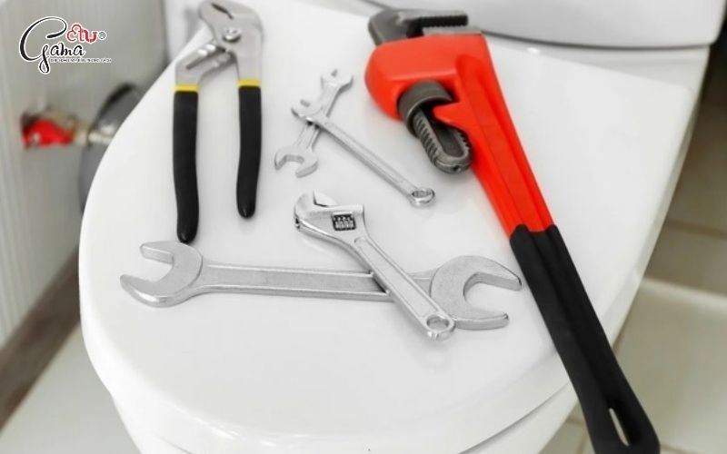 Bước 1 – Chuẩn bị nắp bồn cầu và dụng cụ cần thiết