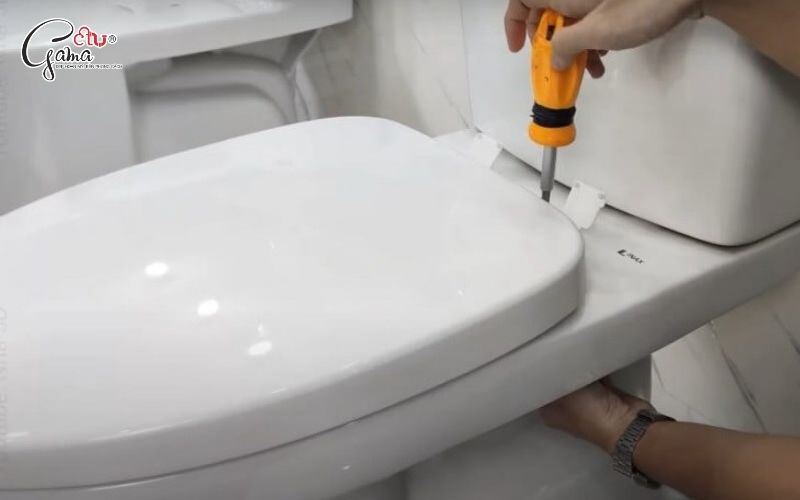Bước 2 – Tháo nắp bồn cầu cũ đúng cách