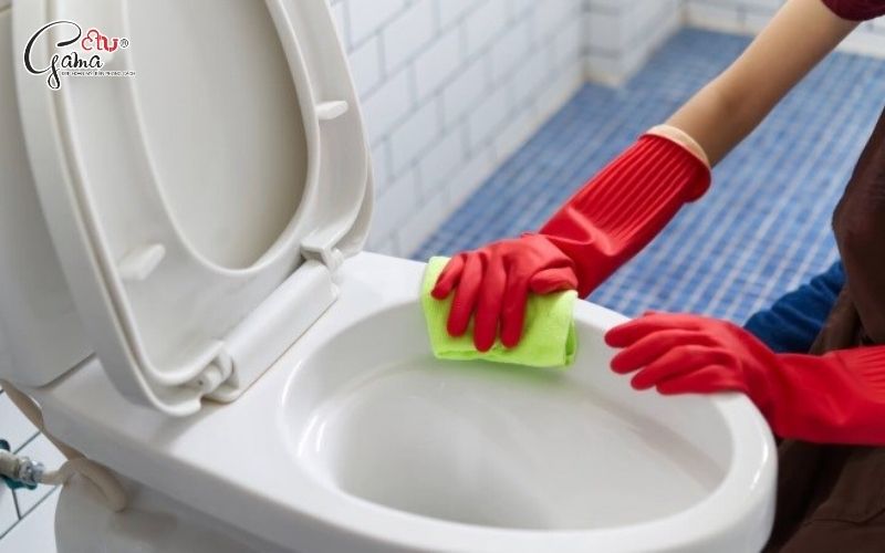 Bước 3 – Vệ sinh và chuẩn bị vị trí lắp nắp