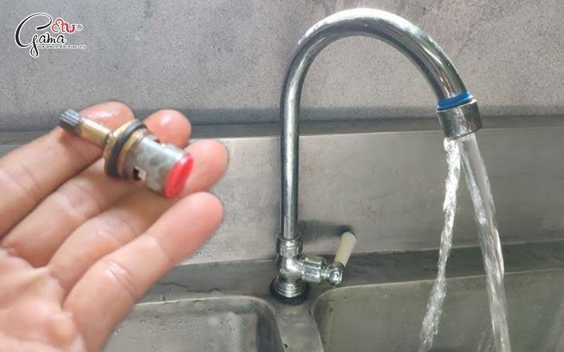 Tháo đầu vòi theo đúng kỹ thuật