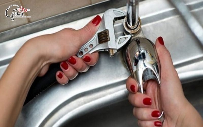 Tháo vòi và kiểm tra linh kiện bên trong