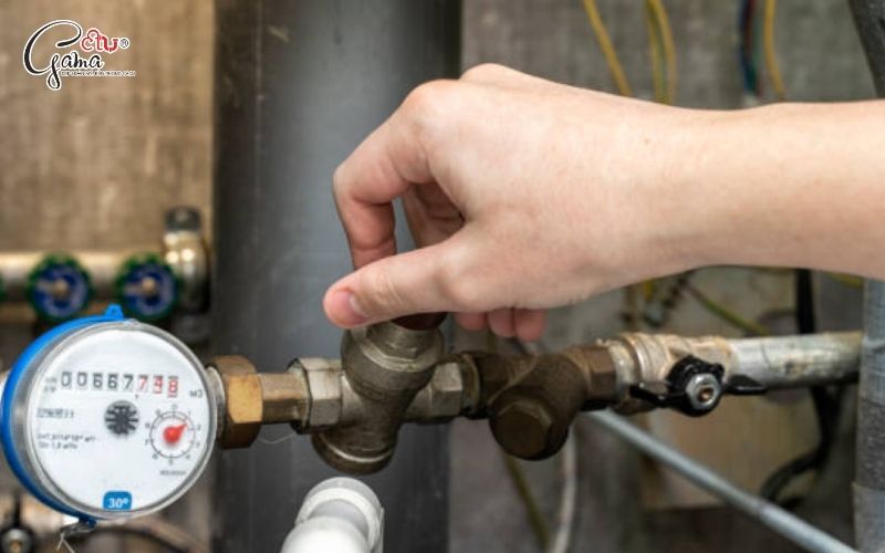 Ngắt nguồn cấp nước trước khi thao tác