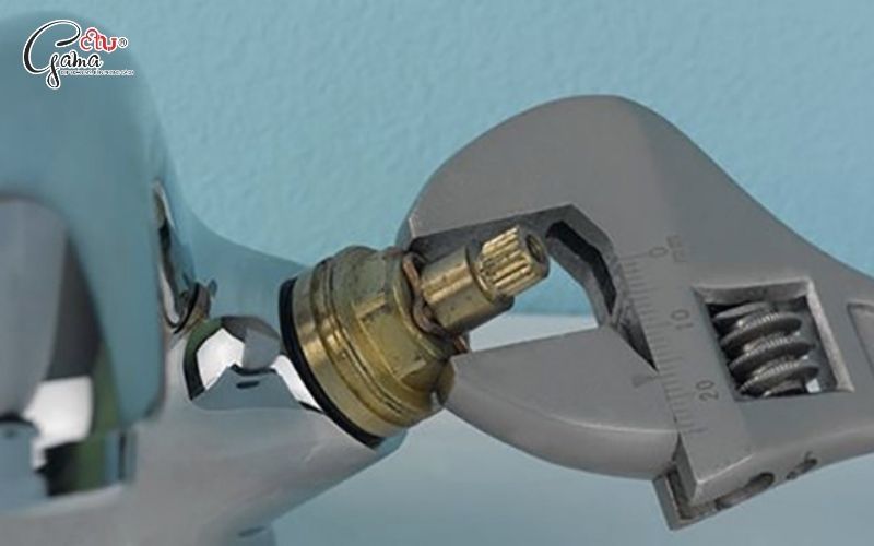 Bước 4 trong cách tháo vòi nước bồn rửa bát: Siết đai ốc cố định