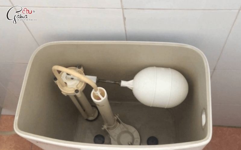 Két nước xả trong cấu tạo của bồn cầu