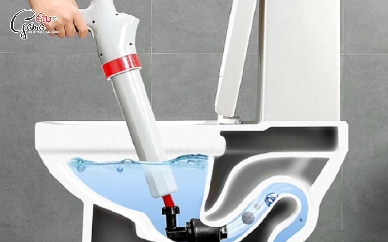 Sử dụng sai cách dùng bơm thụt bồn cầu