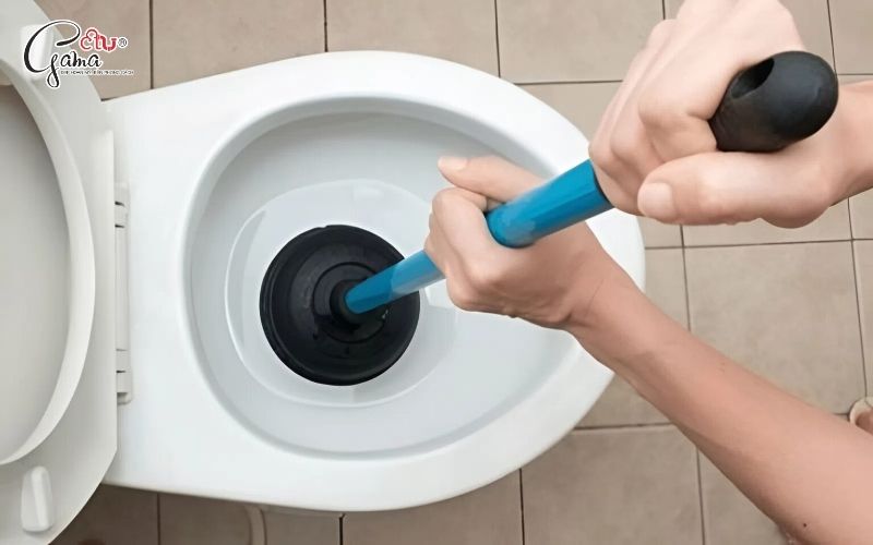 Két nước hoặc chân bồn cầu, cổ ống xả bị hở