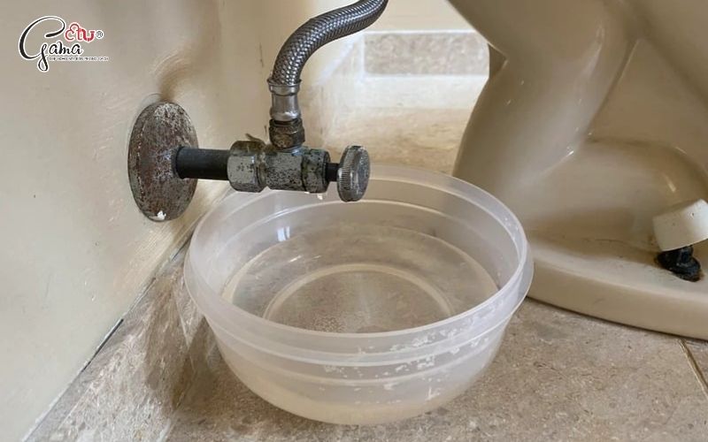 Bồn cầu bị rỉ nước là gì? Có nguy hiểm không?
