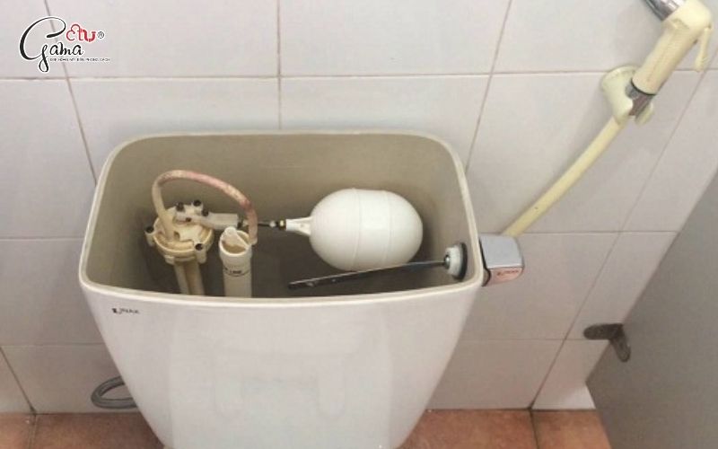 Bồn cầu không bơm nước do phao bồn cầu bị kẹt
