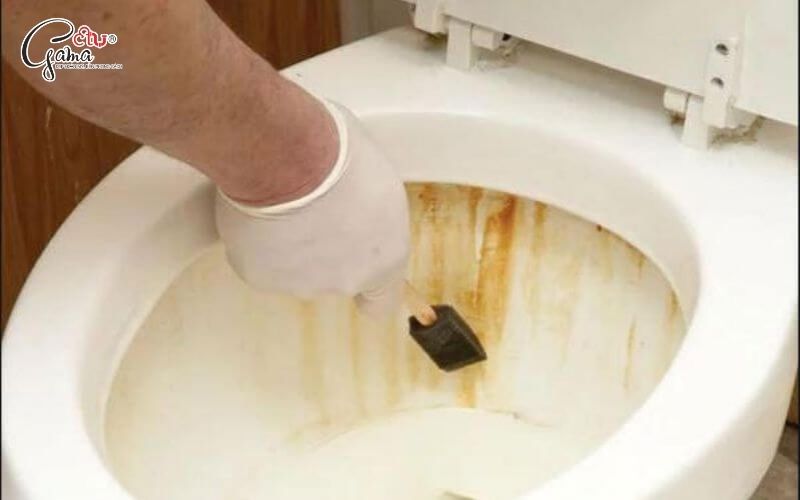 Vệ sinh vành xả, loại bỏ cặn bám