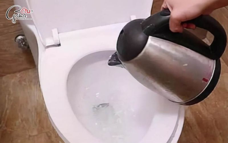 Có nên thông bồn cầu bằng nước nóng?