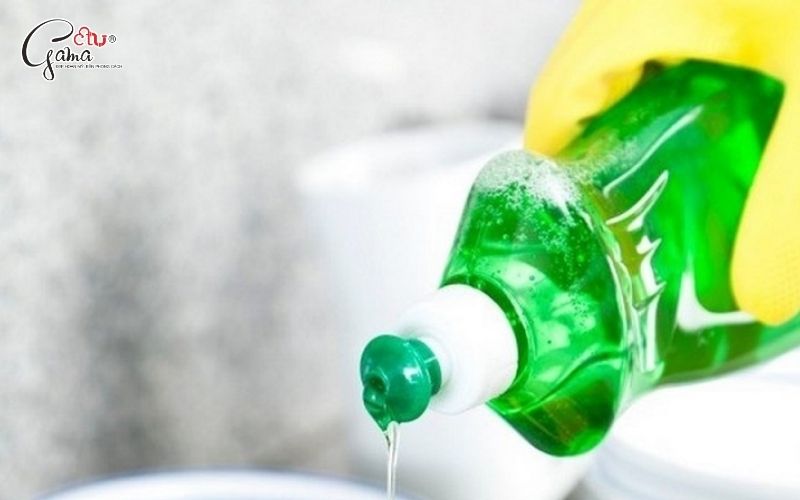 Dùng nước nóng và nước rửa chén