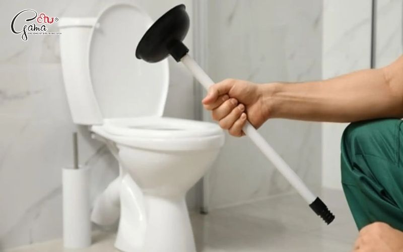 Những lưu ý khi áp dụng cách thông bồn cầu bị tắc giấy vệ sinh