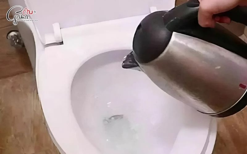 Cách thông bồn cầu nghẹt giấy bằng nước sôi