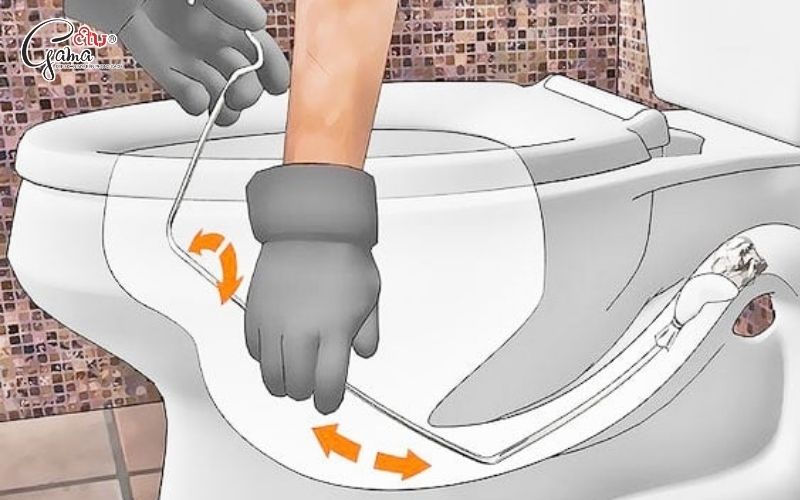 Cách thông bồn cầu bị tắc giấy bằng móc quần áo