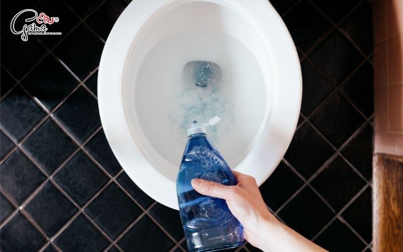 Cách thông bồn cầu bị tắc giấy vệ sinh bằng nước rửa chén