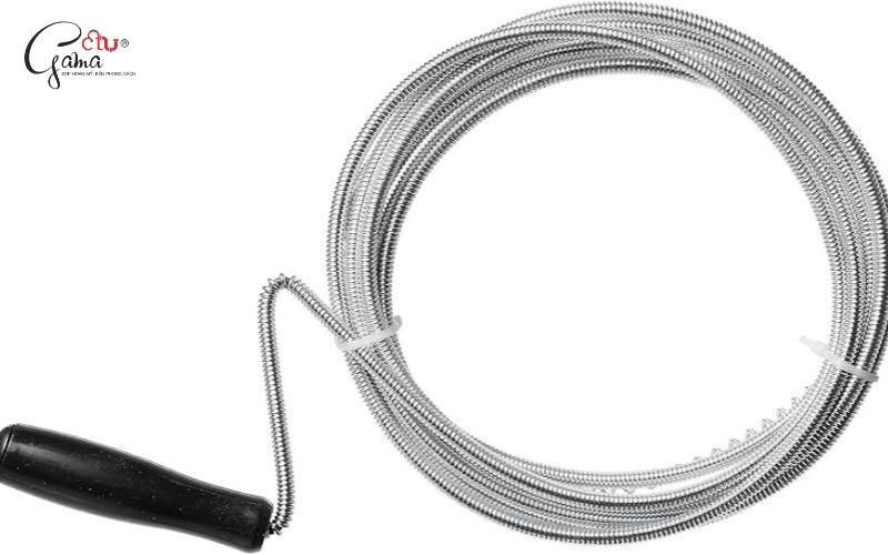 Cách xử lý bồn cầu nghẹt giấy bằng dây lò xo thông bồn cầu