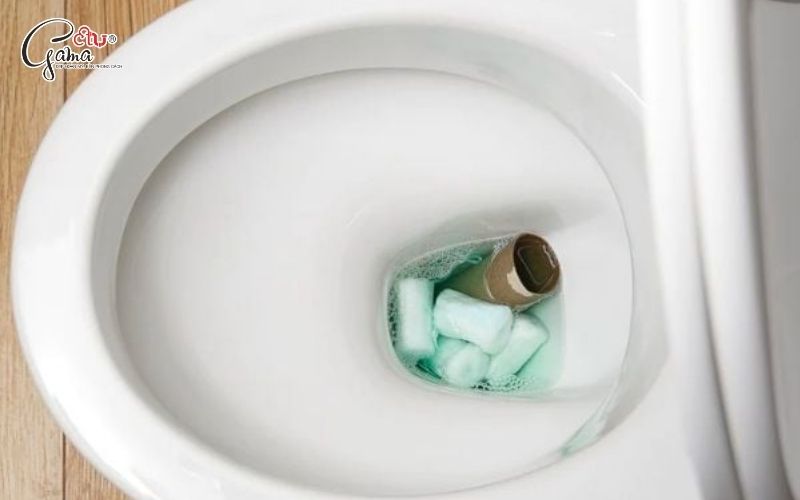 Nguyên nhân khi bồn cầu bị tắc vật cứng