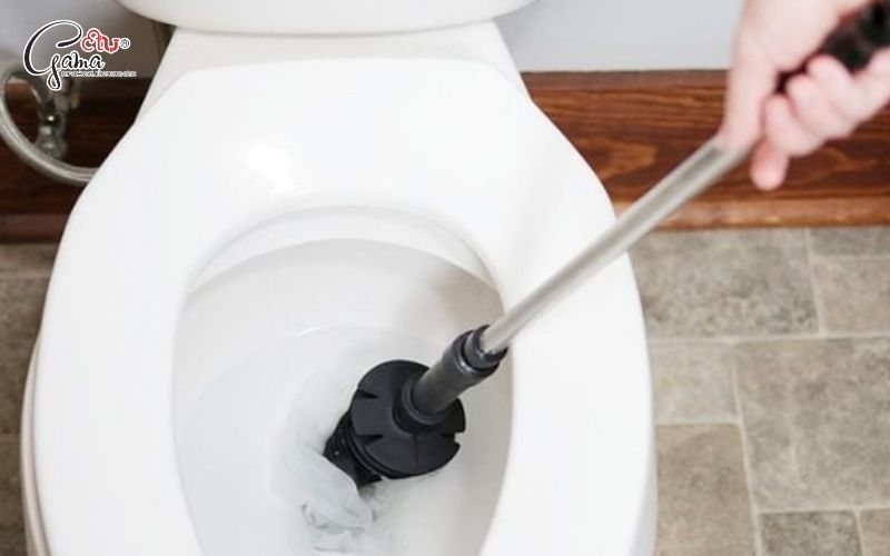 Cách lấy dị vật cứng ra khỏi bồn cầu thủ công