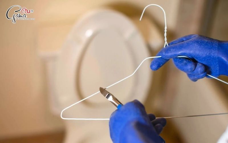 Cách thông bồn cầu bị tắc vật cứng bằng móc quần áo