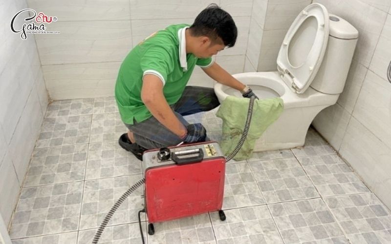 Thông bồn cầu bị tắc vật cứng bằng máy hút công suất lớn