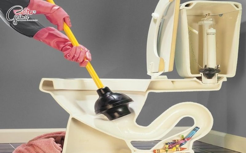 Cách thông bồn cầu bị tắc vật cứng bằng cây thụt
