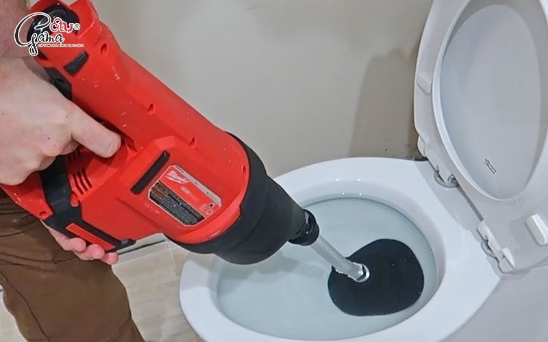 Cách thông bồn cầu bị tắc vật cứng bằng súng hơi áp lực