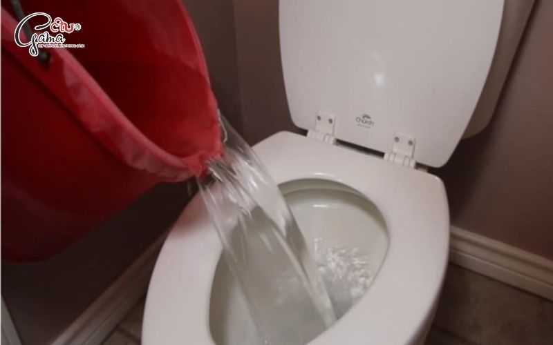 Lưu ý khi thông bồn cầu bị tắc bởi vật cứng tại nhà