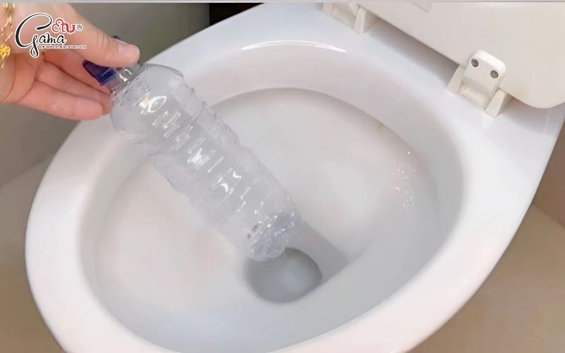 Dụng cụ thông tắc bồn cầu tự làm bằng vỏ chai