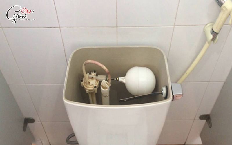 Phao nước (bóng phao) bị kẹt hoặc điều chỉnh sai giới hạn