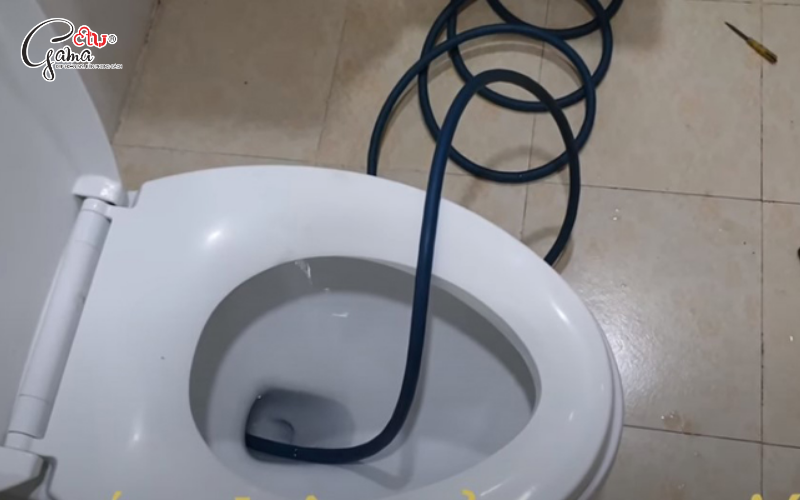 Sử dụng dây lò xo thông bồn cầu