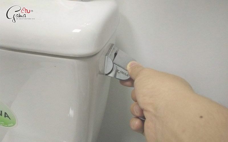 Trường hợp 3: Nút nhấn xả nước bồn cầu bị hỏng