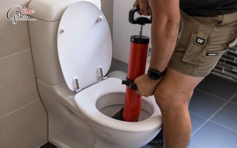 Cách dùng bơm thụt thông tắc bồn cầu