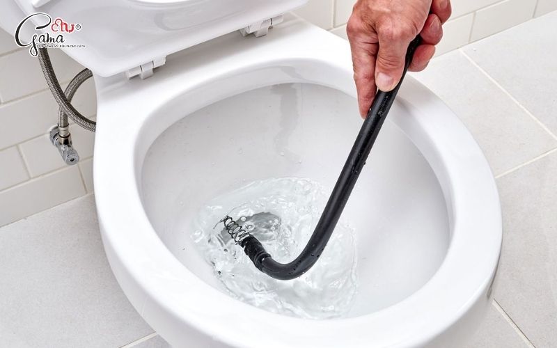 Cách dùng gậy thông bồn cầu (dây lò xo)