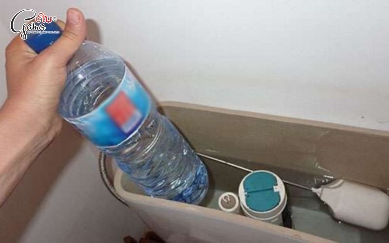 Đặt cốc vào két đúng vị trí