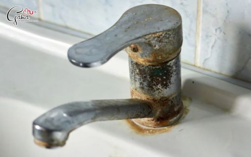 Cặn bẩn tích tụ gây tắc vòi nước