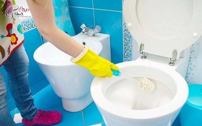 Lưu ý khi áp dụng cách tẩy bồn cầu bị ố vàng lâu ngày