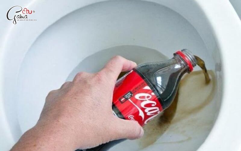Dùng Coca Cola để làm sạch vết ố