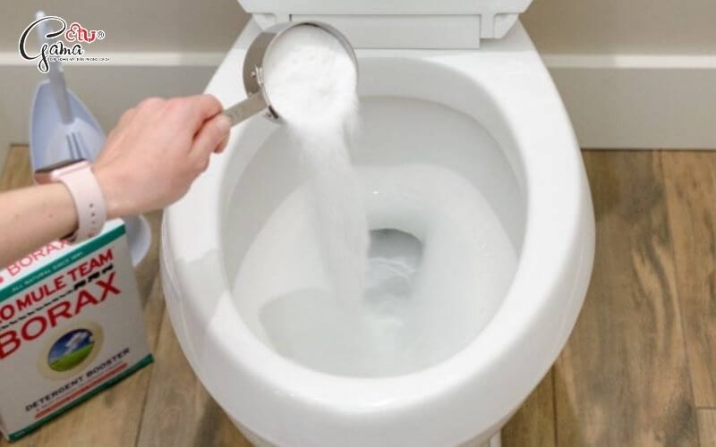 Sử dụng hàn the làm sạch bồn cầu