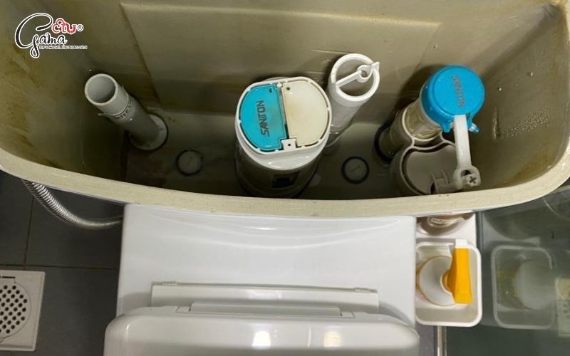 Làm khô phần nước còn lại trong két