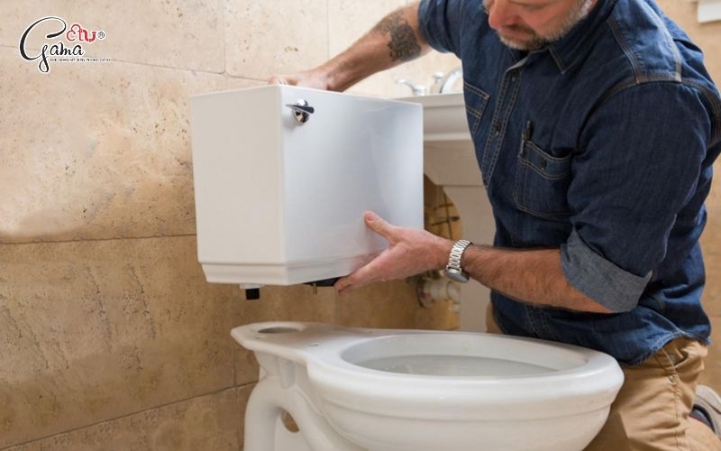 Tháo két nước bồn cầu