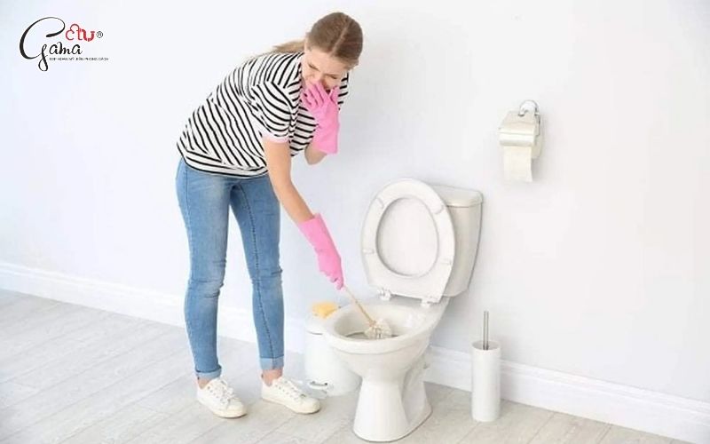 Lưu ý khi thông bồn cầu bị tắc băng vệ sinh