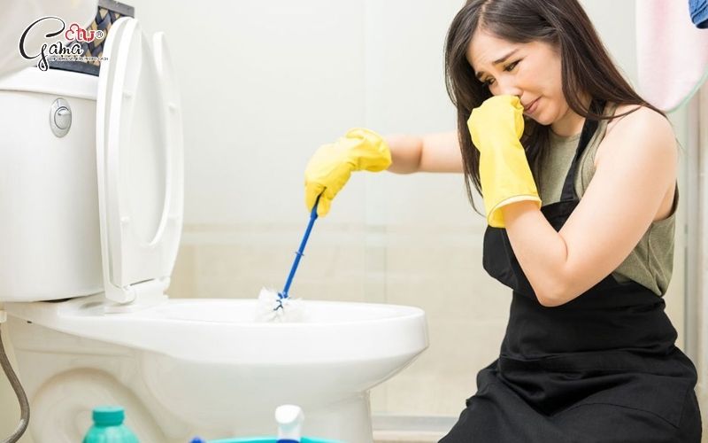 Dấu hiệu nhận biết bồn cầu có mùi hôi