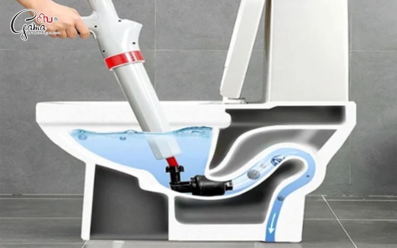 Sử dụng dụng cụ thông bồn cầu bằng hơi