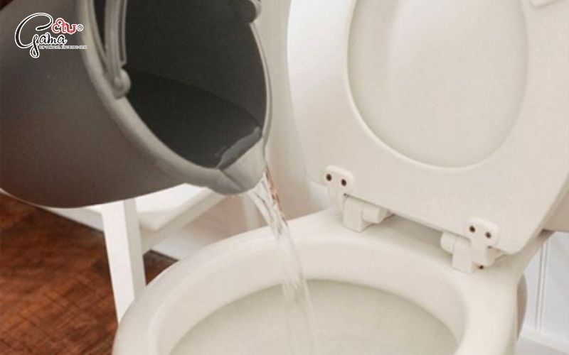 Dùng nước nóng kết hợp dung dịch vệ sinh