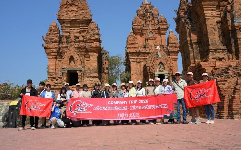 Đại gia đình Gama checkin tại tháp chăm Po Klong Garai